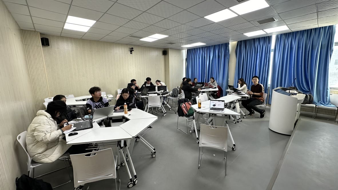 拉萨工作坊中学生围绕电脑进行空间分析和讨论