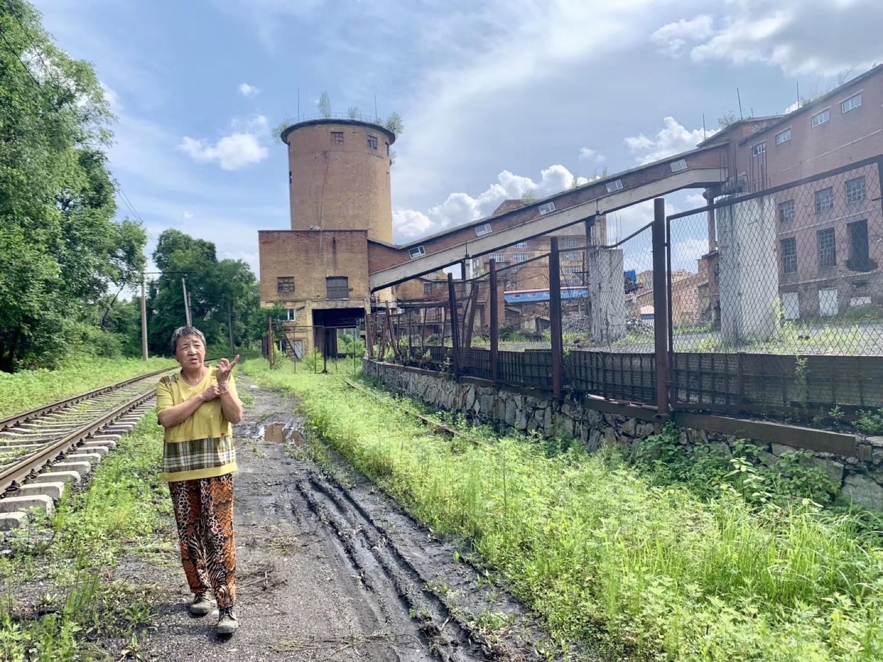 Rail and industrial corridor documented during the Hegang field workshop