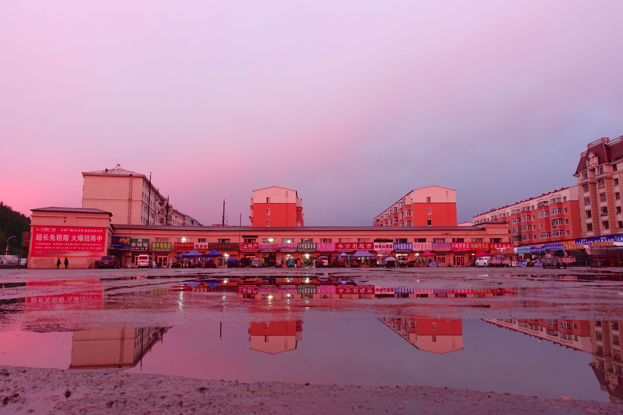 Yichun urban square, outdoor space and surrounding buildings from the online exhibition / 线上展览中的伊春城市广场、室外空间与周边建筑